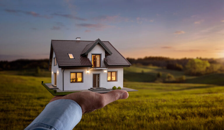 Main tenant une maison